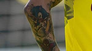 Sancho und pancho wollen einen texanischen grashupfer fangen, was sich jedoch als viel schwieriger erstellt, als anfangs. Bvb Jadon Sancho Zeigt Seine Neuen Comic Tattoos Bundesliga Bild De
