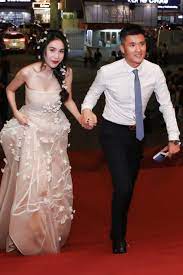 Lê công vinh, (còn được biết đến với biệt danh cv9) sinh ngày 10 tháng 12 năm 1985, là một huyền thoại bóng đá đông nam á, cựu cầu thủ bóng đá việt nam từng thi đấu cho các câu lạc bộ sông lam nghệ an, hà nội t&t, leixoes s.c, hà nội acb, consadole sapporo. Thá»§y Tien Cong Vinh Sanh Ä'oi Tren Tháº£m Ä'á» Vnexpress Giáº£i Tri
