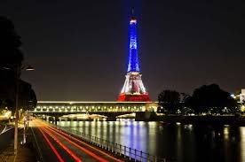 Its base is square, measuring 125 metres (410 ft) on each side. 24 Heures En Images Tour Eiffel Drapeau Francais Paysages Du Monde