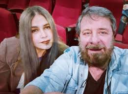 Miriam Freitas: O ator Flávio Galvão contratado pela Record TV, dá vida a  voz de Deus nas novelas bíblicas e na vida pessoal vive um amor jovial com  a escritora Jade Andrade –