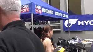 Saksamaa avalik brünett exhibitionism flasher aastal alasti alastust väljas. July Hot German Flasher Has Fun In Public Free Xxx Porn Videos Oyoh