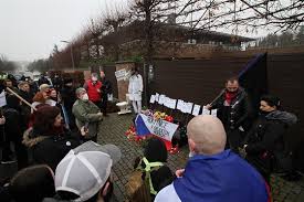 Americká cla jako největší problém. Protesty Pred Domy Politiku Spise Cilene Natlakova Akce Mini Politolog Idnes Cz