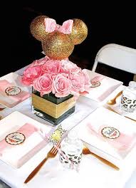 Crea manualidades para baby shower de niña y decora de forma original la fiesta baby shower para niña de forma fácil y atractiva para ese día tan especial. Ideas De Decoracion De Fiestas Con Minnie Rosa Y Dorado Todo Bonito