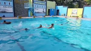 Kabag Sumda Polres Tanjung Perak Pimpin Pelatihan Renang Untuk Calon Seleksi Polri