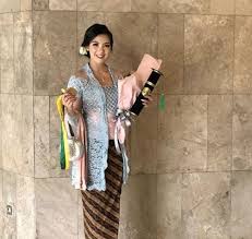 Bahan untuk model dress ini kebanyakan perpaduan satin atau jaguar dengan brokat dan terkadang payet atau tile. 100 Inspirasi Baju Kebaya Kutubaru Terbaru Modern Dan Kekinian Wikipie Co Id