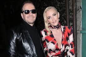 August 1969 in boston, massachusetts) ist ein us amerikanischer sänger, schauspieler und produzent. Jenny Mccarthy And Donnie Wahlberg Still Recovering From This Gift