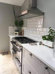 Check spelling or type a new query. Grey Howdens Burford Kitchen With White Subway Tiles And White Corian Worktop Pinpon In 2021 Howdens Kitchens Kitchen Remodel Interior Design Kitchen Small