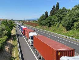 Incidente in a11, camion perde carico di cartoni tra pistoia e montecatini. Incidente A11 Tir Si Ribalta E Perde Gasolio Mattinata Di Caos Per La Viabilita Toscana Corrierefiorentino It