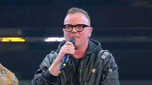 Gigi d'alessio is an italian pop phenomenon who got his professional start in the early '90s. Gigi D Alessio Guagliune Il Nuovo Singolo A Sanremo 2021 Gigi D Alessio Porta All Ariston Il Riscatto Dei Giovani