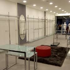 Gli scaffali in legno per negozi rappresentano una soluzione arredante vincente visto che, a differenza di cassetti e contenitori chiusi, permettono una facile possibilità di visualizzazione dei vari capi d'abbigliamento, assicurando la possibilità di poter toccare con mano, guardare e scegliere. Arredamenti E Attrezzature Per Negozi Di Abbigliamento