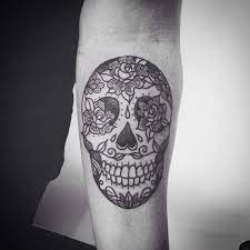 Le tatouage tête de mort s'avère assez surprenant en termes de diversité stylistique. 14 Idees De Tatouage Tete De Mort Skull Tattoos Tatouages Tete De Mort Tete De Mort Tatouage