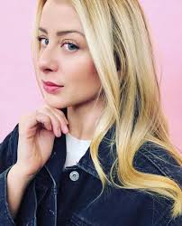 Wait for 1 hour, then shampoo your hair. Get Soft Shiny Beautiful Hair With This Diy Avocado Honey Olive Oil Hair Mask Lo Bosworth