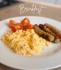 Chicken Sausages & Scrambled Egg - 340 calories ✨ 31g protein 🥚 I used to  skip breakfast all the time and snack throughout the day! Now I look  forward to breakfast every