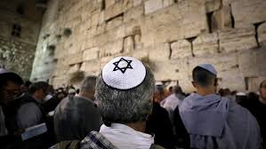 El muro de las lamentaciones o muro de los lamentos es el sitio más sagrado del judaísmo. Mal Presagio Una Serpiente Sale Del Muro De Los Lamentos Y Espanta A Los Fieles Video Rt