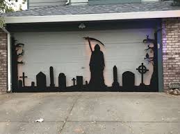 Pin By Cyndi Kirk On Halloween With Images Scary Halloween Decorations Halloween Garage Halloween Haunted Houses