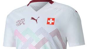 La eurocopa de 2020 se celebrará en 12 lugares diferentes de 12 ciudades diferentes. Suiza De Blanco Con Una Silueta De Los Alpes Marca Claro Usa