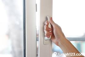 Jenis pintu untuk kamar mandi. 9 Inspirasi Pintu Pvc Kamar Mandi Minimalis Yang Anti Mainstream Rumah123 Com