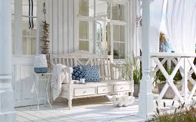 Terrasse Im Shabby Chic Mit Weissen Gartenmobeln Wohnidee Von Loberon Gmbh Shabby Outdoor Garten Balkon Wohnen Veranda Haus Deko