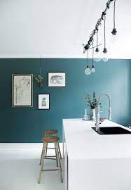 Du salon à la chambre, cette couleur permet de mettre dans la cuisine, pensez aux portes de placards bleu canard (celles de superfront s'adaptent aux placards de cuisine ikea) et, dans la salle de bain, osez le carrelage dans cette teinte. Peinture Bleu P Trole Galerie Avec Peinture Bleu Petrole Leroy Avec Peinture Bleu P C3 A Couleur Peinture Cuisine Decoration Salle A Manger Deco Salle A Manger
