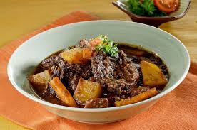 Semur daging sapi pedas siap disajikan. V0c6bd8xnk1ntm