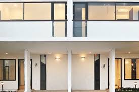 Dekoruma.com mengusung ko nsep open plan, ruang tamu pada inspirasi satu ini dibuat menyatu dengan ruang makan sehingga lebih fleksibel dan leluasa. Konsep Open Space Trik Pengembang Muda Bidik Pasar Milenial