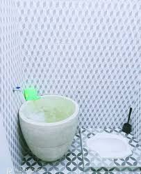 Kamar mandi umumnya digunakan untuk membersihkan diri. Desain Kamar Mandi Kecil Di Dalam Kamar Tidur Yang Tampak Lega Meski Ukurannya Cuma 2x1 Saja