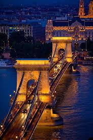 Le danube traverse sa capitale, budapest. The Chain Bridge And Danube Budapest Hungary Beaux Endroits Idee Voyage Tour Du Monde