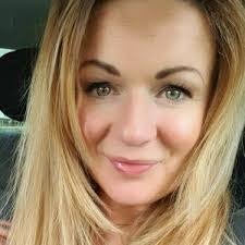 Kerry Wakefield's Instagram, Twitter & Facebook