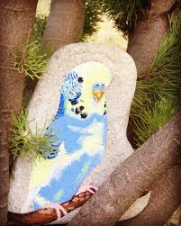 小さい頃バッジーを飼っていました 名前は チーちゃん 懐かしくチーちゃんを思いながら描きました ストーンペイント セキセイインコ 手描き 手描きアート 石絵 石 acrylic stonepainting stone painting instagram posts art