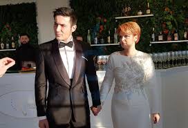 Lia olguta vasilescu și claudiu manda dansând în timul nunții lor. Cat A Fost Darul De NuntÄ Primit Lia OlguÈa Vasilescu Èi De Claudiu Manda
