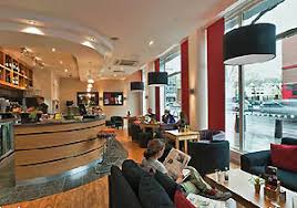 Des stores vénitiens recouvrent les vitres et une vieille affichette jaunie which popular attractions are close to auberge de jeunesse de vienne? Les Auberges De Jeunesse En Angleterre