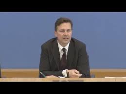 Der staatsmann, der im eigenen land missliebige kritiker ins gefängnis werfen lässt. Bewusst Verletzender Text Merkel Distanziert Sich Von Bohmermann Gedicht Uber Erdogan Youtube