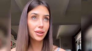 Michelle Comi: «Voglio un nuovo seno». E lancia la raccolta fondi per  lintervento. Già trovati 12 mila euro | Corriere.it