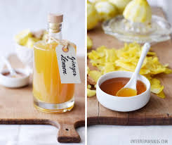 Meine Naturliche Wunderwaffe Fur Die Fiese Erkaltungszeit Ingwer Zitronen Sirup Einfach Selbstgemacht Ohne Thermomix Und Ohne Entsafter Ingwersirup Rezepte Ingwer Zitrone Honig Ingwer Zitrone