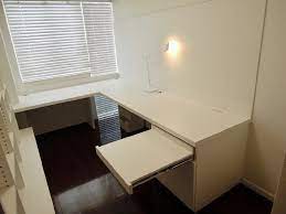 資料置き場として使える引き出し式のスライドテーブルはワイヤレスキーボードの収納スペースも兼ねています デスク前は 資料をマグネットでピンナップできるホワイトボードパネルを設置しました インテリア インテリアコーディネート 部屋