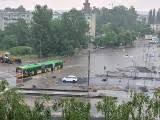Stacje kolejowe i trasy tramwajowe, a także szpitale w kilku. Wujph6anlvk Km