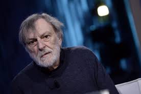 Nel 2013 ha dichiarato di non votare alle elezioni da circa trent'anni, per esprimere la propria disapprovazione verso la politica italiana, ma nel 2014 ha dichiarato di sostenere la coalizione italiana di sinistra l'altra europa con tsipras. Mv4zen 1e7auwm