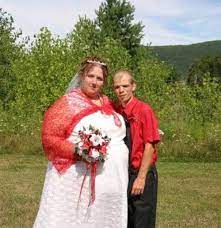 Hillbilly's is home to delicious secret recipe chicken, the iconic breast in a bun and 100% irish fresh beef burgers. Hochzeit Des Jahres Hassliches Hochzeitskleid Seltsame Paare Lustige Hochzeitsbilder