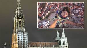Natürlich bildet es eine wesentliche grundlage ihres selbstbewusstseins. Ulmer Munster Roofer Klettern Auf Hochste Kirche Der Welt Stern De