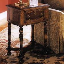 D'autres idées de william de la fuente. William Et Mary Side Table Largeur 49cm Profondeur 40cm Hauteur 71cm Meuble Noyer Table De Chevet Meubles En Tonneau