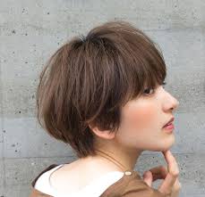 ショートヘアはクール ボーイッシュなイメージが強いですが パーマをかけたりコテやアイロンでアレンジすれば ふんわり女性らしいエアリーショートが作れるんです 今回は男性ウケもいいナチュラルなエアリーショートのセット方法と おすすめスタイルをご紹介します