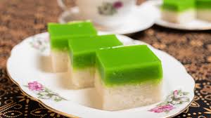 Kuih seri muka or kueh salat is popular malaysian nyonya kueh made with pressed sticky rice layered with coconut egg custard flavored with pandan. Kuih Seri Muka Puteri Salat Kue Talam Ketan Pandan Youtube