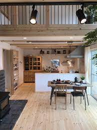 ロフト付き平屋 loaferの物件実例ページです 埼玉県のヴィンテージヴァリューの物件です カフェ アンティークな可愛い内観は 女性必見 別荘の様な広い庭と 3連窓 ウッドデッキの組み合わせは カフェ好きな女性やアンティークが好きな方に人気です リビング