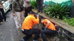 Check spelling or type a new query. Geger Siswi Smp 6 Tasikmalaya Ditemukan Tewas Di Gorong Gorong Depan Sekolah Fakta Jabar