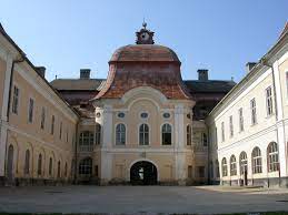 Blazonul familiei teleki, sculptat pe o bucata de tencuiala de sute. GorneÈti MureÈ Wikipedia