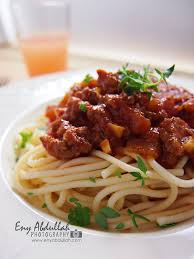 Hari ni hubby tak ada di rumah kerana jom kita tengok bahan bahan yang digunakan. Resepi Spaghetti Bolognese Cara Eny Abdullah
