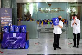 Menteri koperasi dan ukm teten masduki optimistis bantuan presiden (banpres) produktif usaha mikro bisa disalurkan ke 15 juta pelaku umkm. Kementerian Koperasi Dan Ukm Ikatan Keluarga Alumni Its Sumbangkan 1 000 Paket Sembako Kepada Kementerian Koperasi Dan Ukm Untuk Umkm Terdampak Covid 19 Http Kemenkopukm Go Id Read Ikatan Keluarga Alumni Its Sumbangkan 1 000 Paket Sembako Kepada