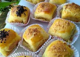 Mulai dengan merebus pisang raja dengan gula dan air hingga pisang cukup matang namun jangan terlalu lembek. Resep Bolen Pisang Keju Coklat Oleh Susanti Cookpad