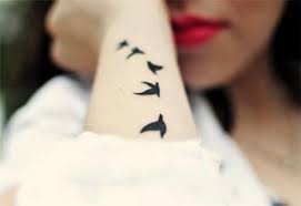 Autant de symboles associés à la colombe. 50 Tatouages D Oiseaux Moineaux Aigles Colombes Et Corbeaux