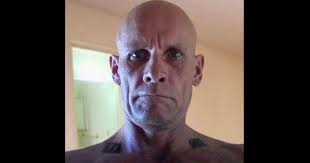 In questa fotografia, Nicolai Machuliak, un abitante di un villaggio della  Siberia, è immortalato mentre dona dei bocconi di carne a una mamma orsa e  ai suoi cuccioli. U.R.S.S., 1976.